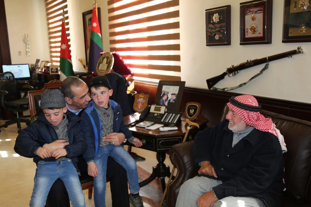 طفلان توأمان يساعدان الأمن العام في