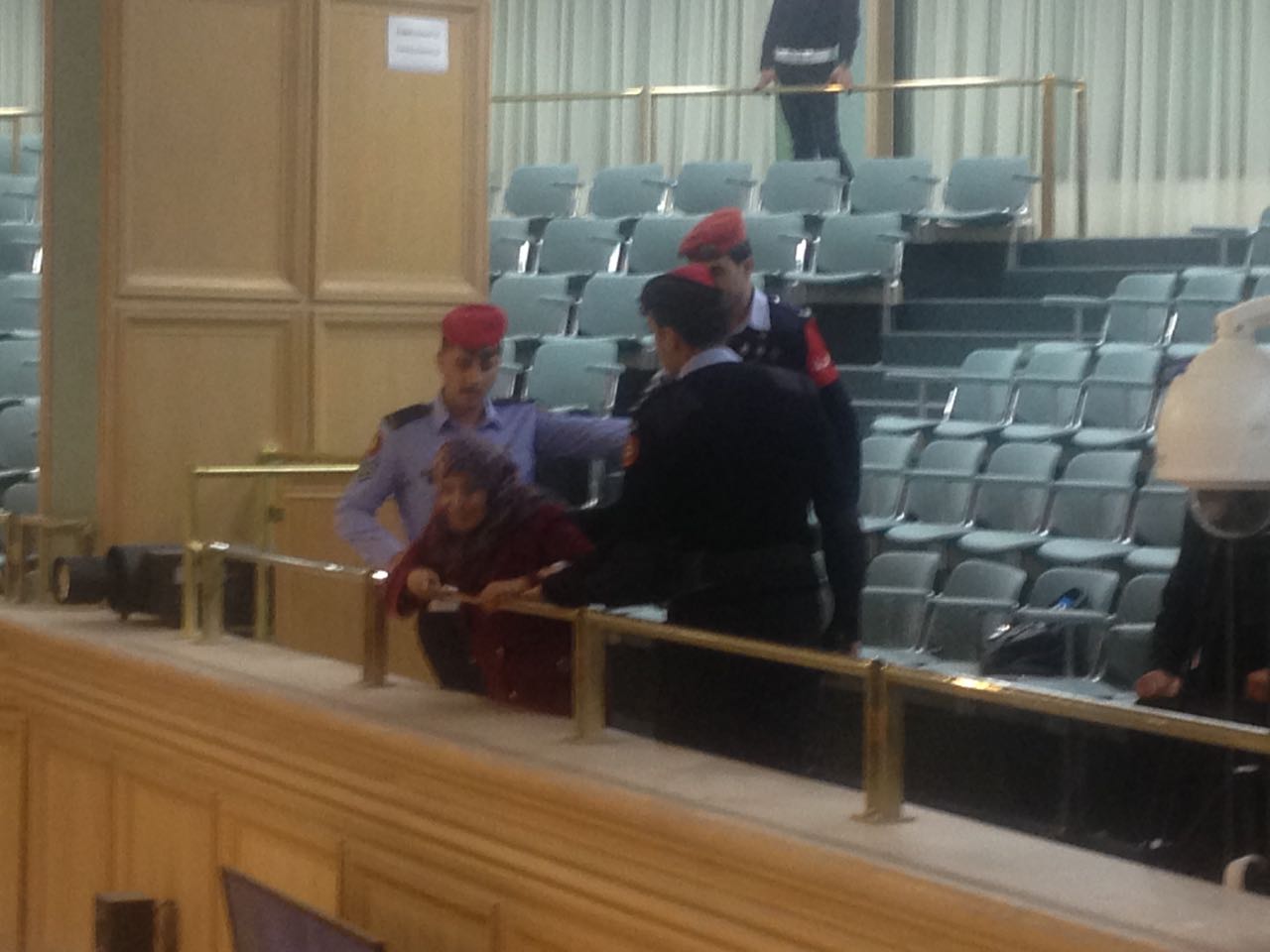 بالصور.. سيدة تصرخ من شرفات مجلس