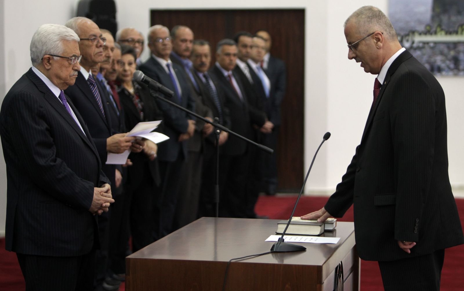 الحمد الله يضع حكومته تحت تصرف