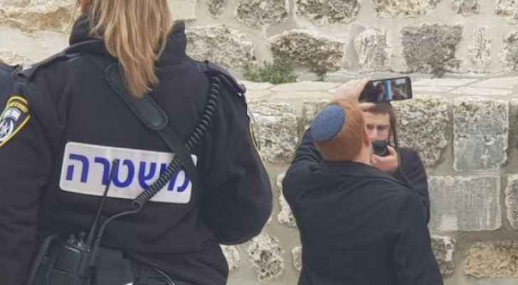 عضو كنيست متطرف يحتفي بزفافه داخل