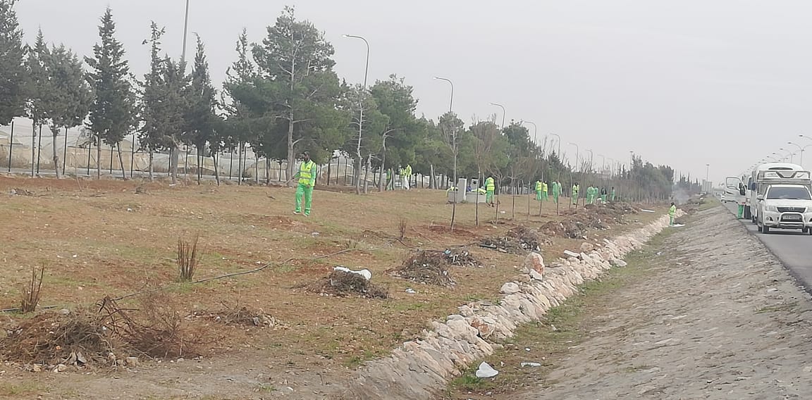 الامانة تواصل حملات النظافة على طريق