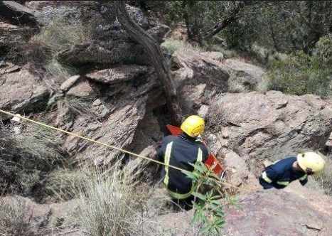 الدفاع المدني ينقذ ثلاثة أشخاص علقوا