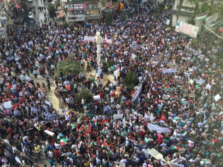 الرئيس عباس يوقف العمل بقانون الضمان