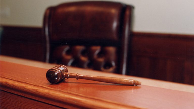 ملياردير يخسر أموالا طائلة لسبب غريب