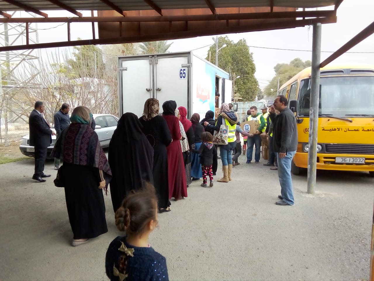 جامعة عمان الاهلية توزع الطرود الغذائية