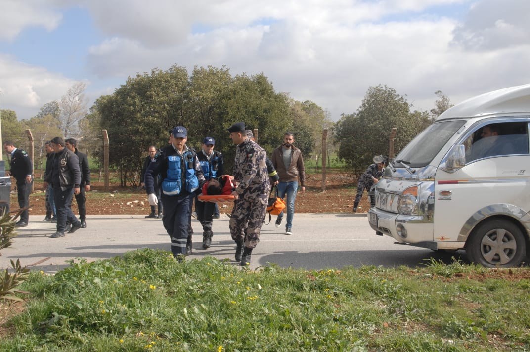 5 اصابات بتصادم مركبتين قرب جسر