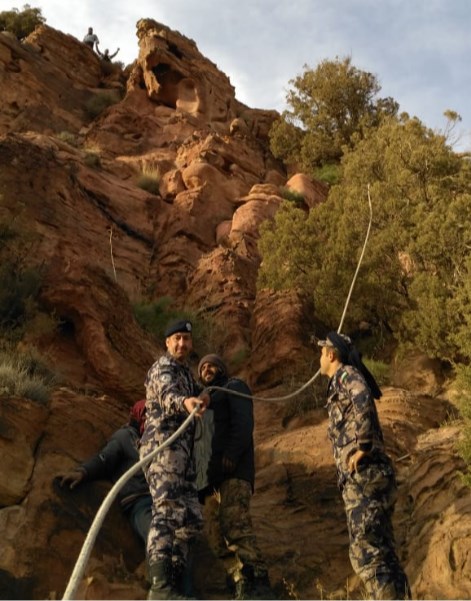 الدفاع المدني ينقذ شخصين علقا بمنطقة