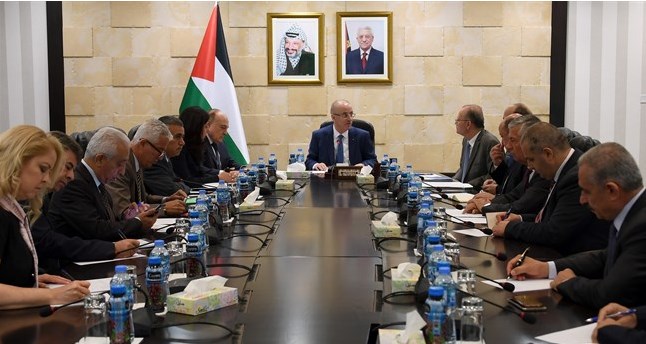 عباس يقبل استقالة الحكومة الفلسطينية ويكلفها