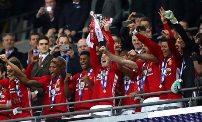 إبراهيموفيتش يصعد بمانشستر يونايتد على منصة