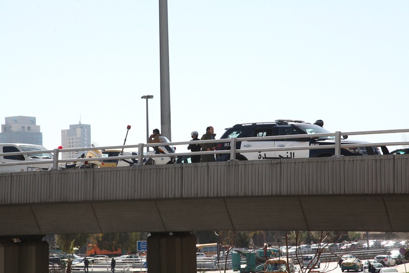 الامن يثني شابا عن الانتحار من