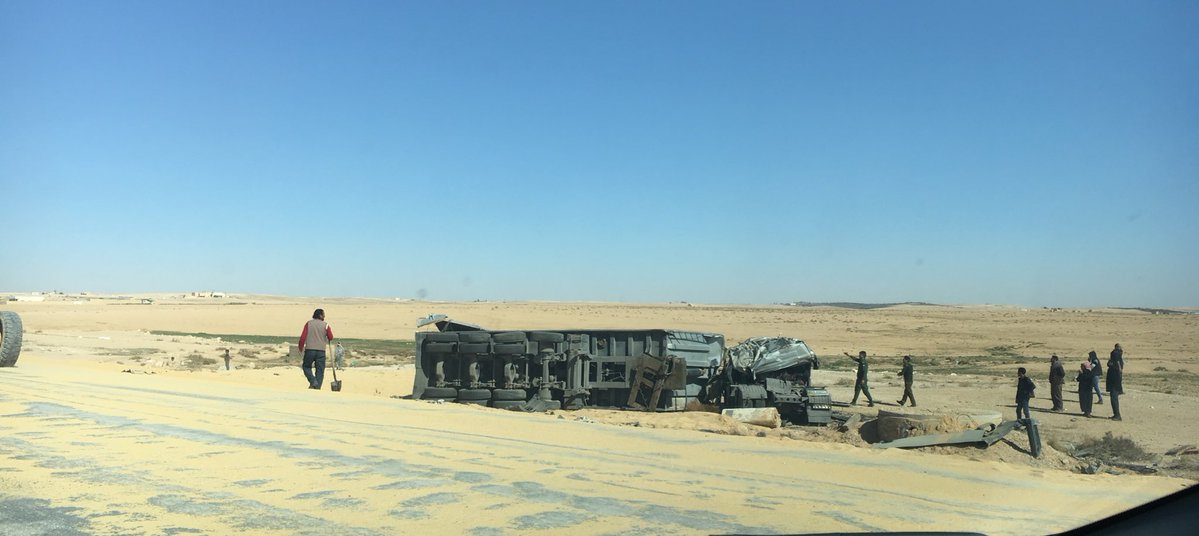 وفاة وإصابة بتدهور تريلا على الطريق