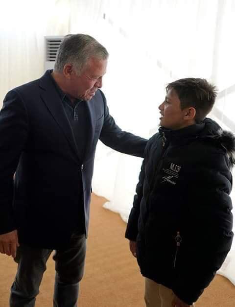 قصة حدثت.. طفل رمثاوي يعترض الموكب