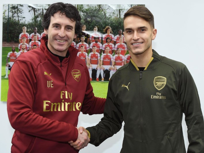 بالصور.. سواريز يرحل رسميا إلى آرسنال