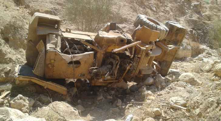 إصابة ستيني بحادث تدهور جرافة في