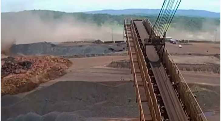 بالفيديو.. شاهد لحظة مرعبة لانهيار سد