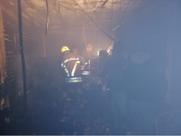 إصابتان بحريق مشغل محارم ورقية بمخيم