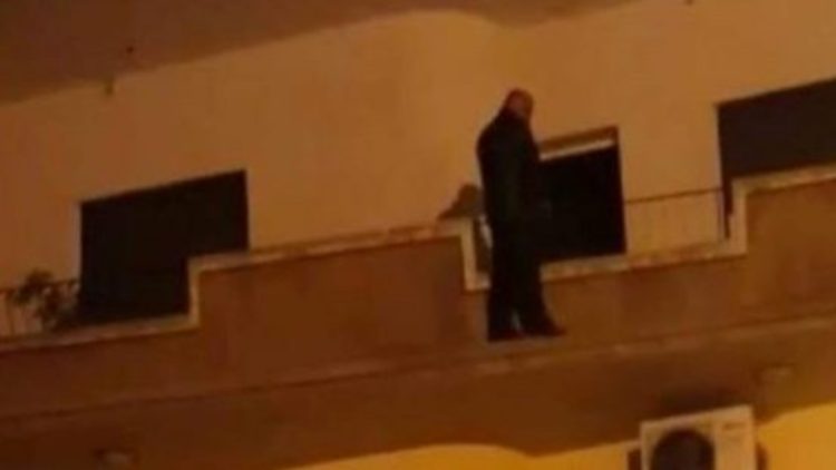 انتحار خمسيني أمام أعين الشرطة في