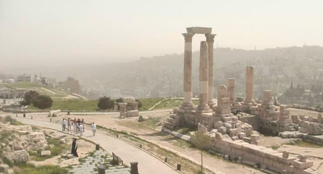 أجواء باردة ومغبرة.. وأمطار الاربعاء