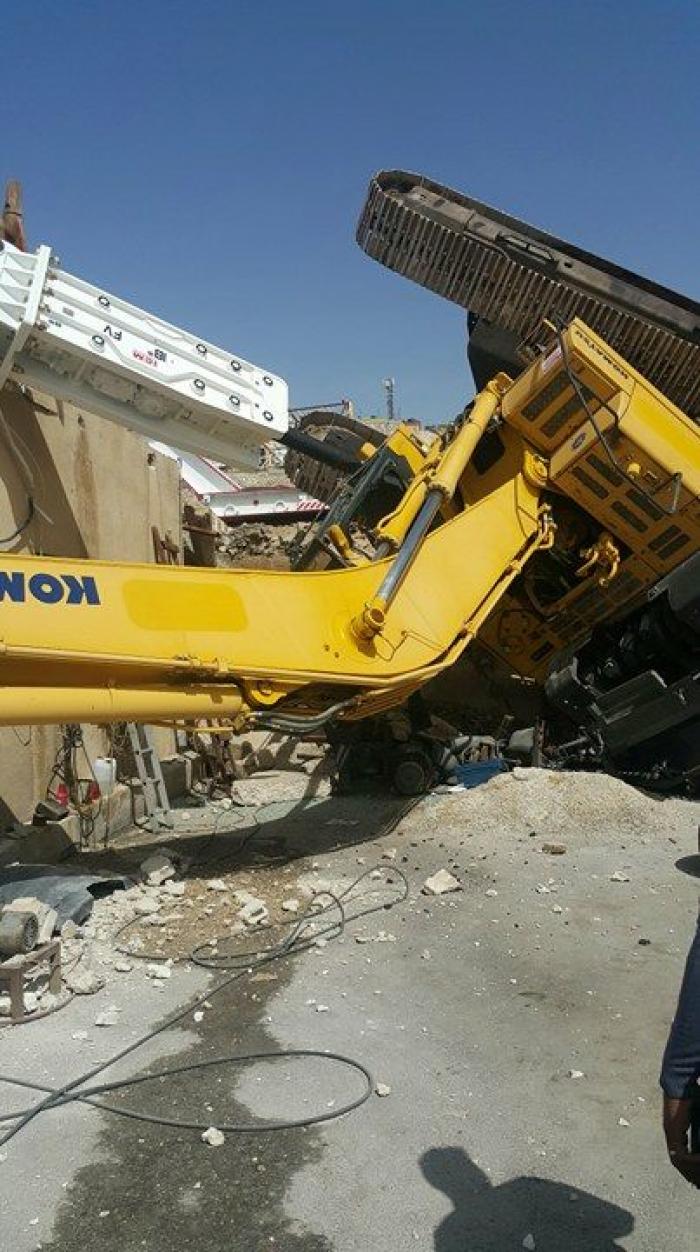 اصابتان إثر سقوط حفارة على معرض