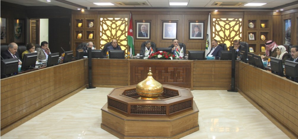 رئيس جامعة البلقاء التطبيقية يلتقي أعيان