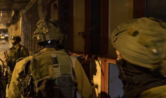 الاحتلال يعتقل 25 فلسطينيا بالضفة الغربية