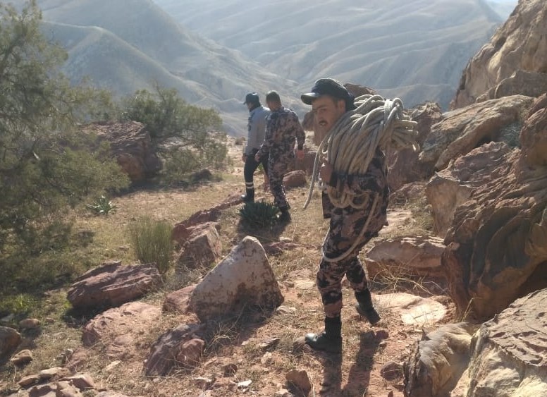 اصابة شخص سقط في منحدر عميق