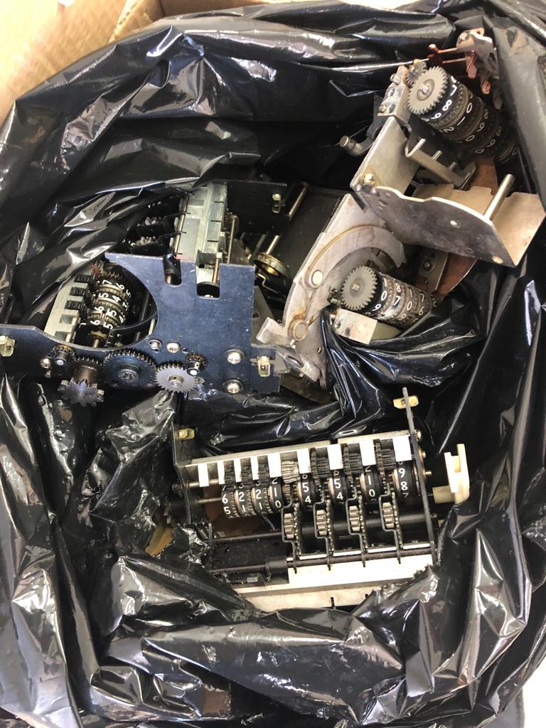 موظف يحرق آلة مزورة لدمغ الطوابع