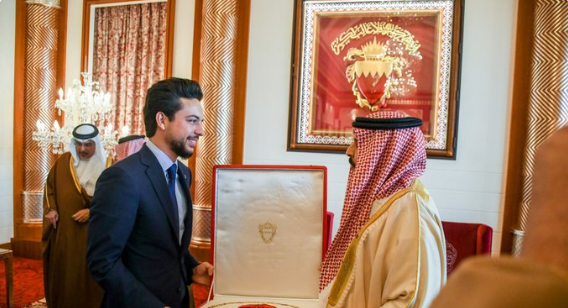 ملك البحرين يقلد ولي العهد وسام