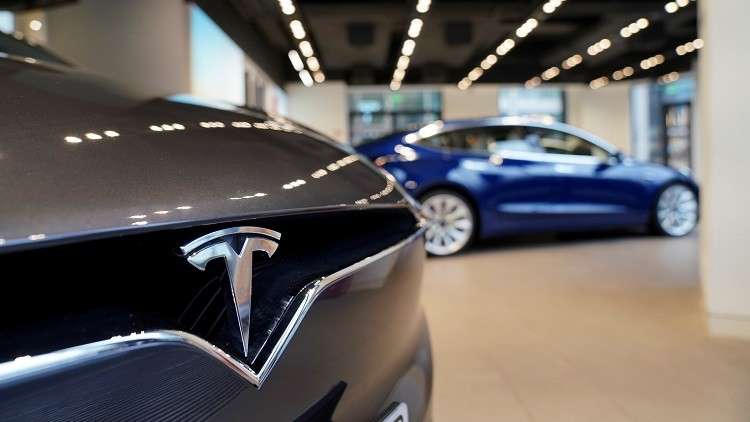 البرد يصيب سيارات (تسلا) بعطل