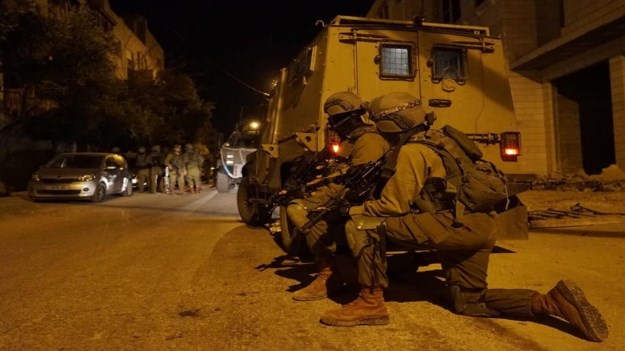 الاحتلال يعتقل 10 فلسطينيين بالضفة الغربية