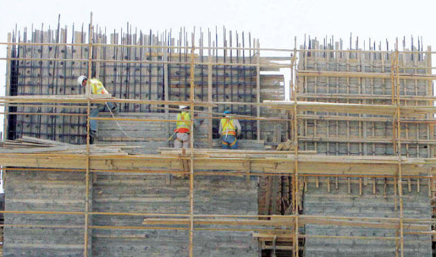 وفاة عامل وافد سقط من فوق