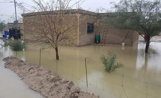 إنقاذ شخص حاصرته مياه الأمطار في