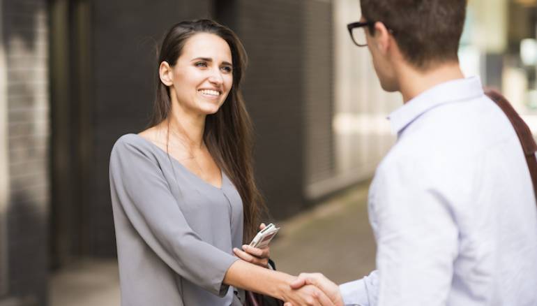 المصافحة شرط الحصول على الجنسية.. قرار