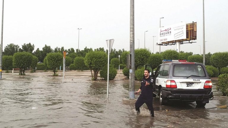 إحالة مسؤولين كويتيين للتحقيق في أزمة