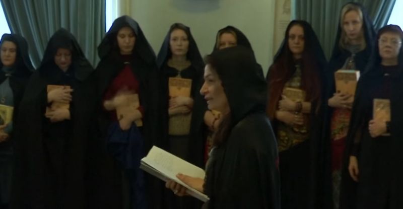 ساحرات روسيات يشكلن دائرة القوة ويلقين