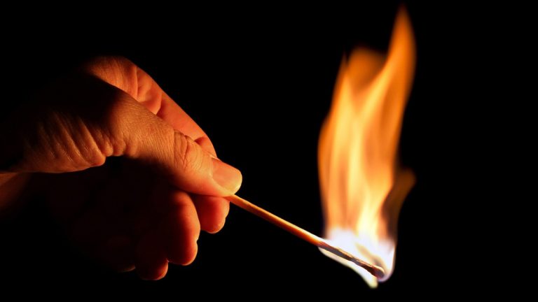 عجز عن دفع الأقساط لابنته.. فأشعل