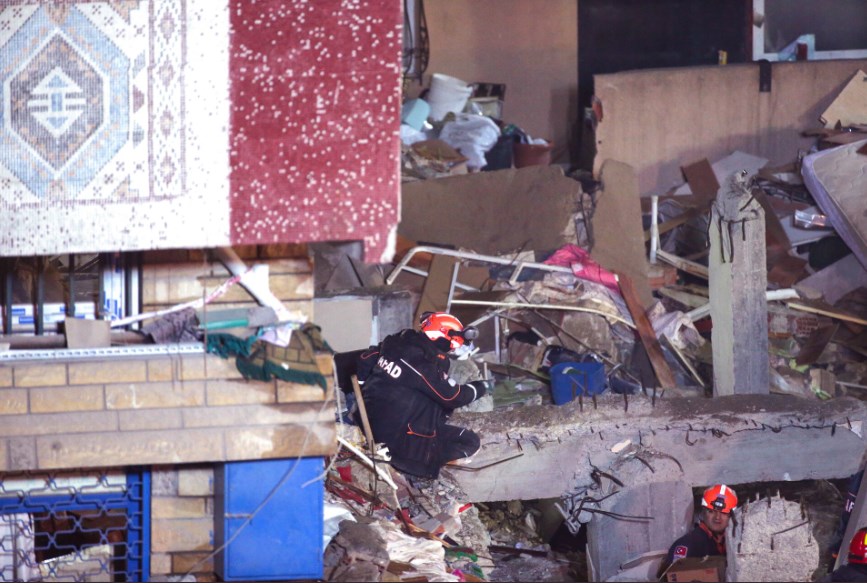 ارتفاع ضحايا انهيار مبنى إسطنبول إلى