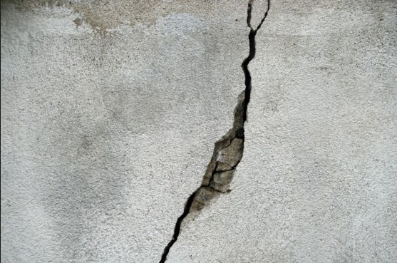 إخلاء منازل ومحال تجارية بسبب انهيارات