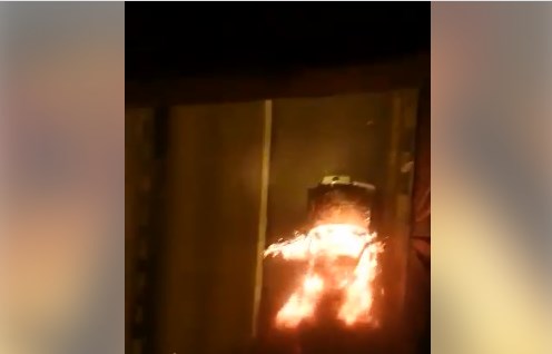 شاهد.. إخماد حريق مركبة بنفق الدوار