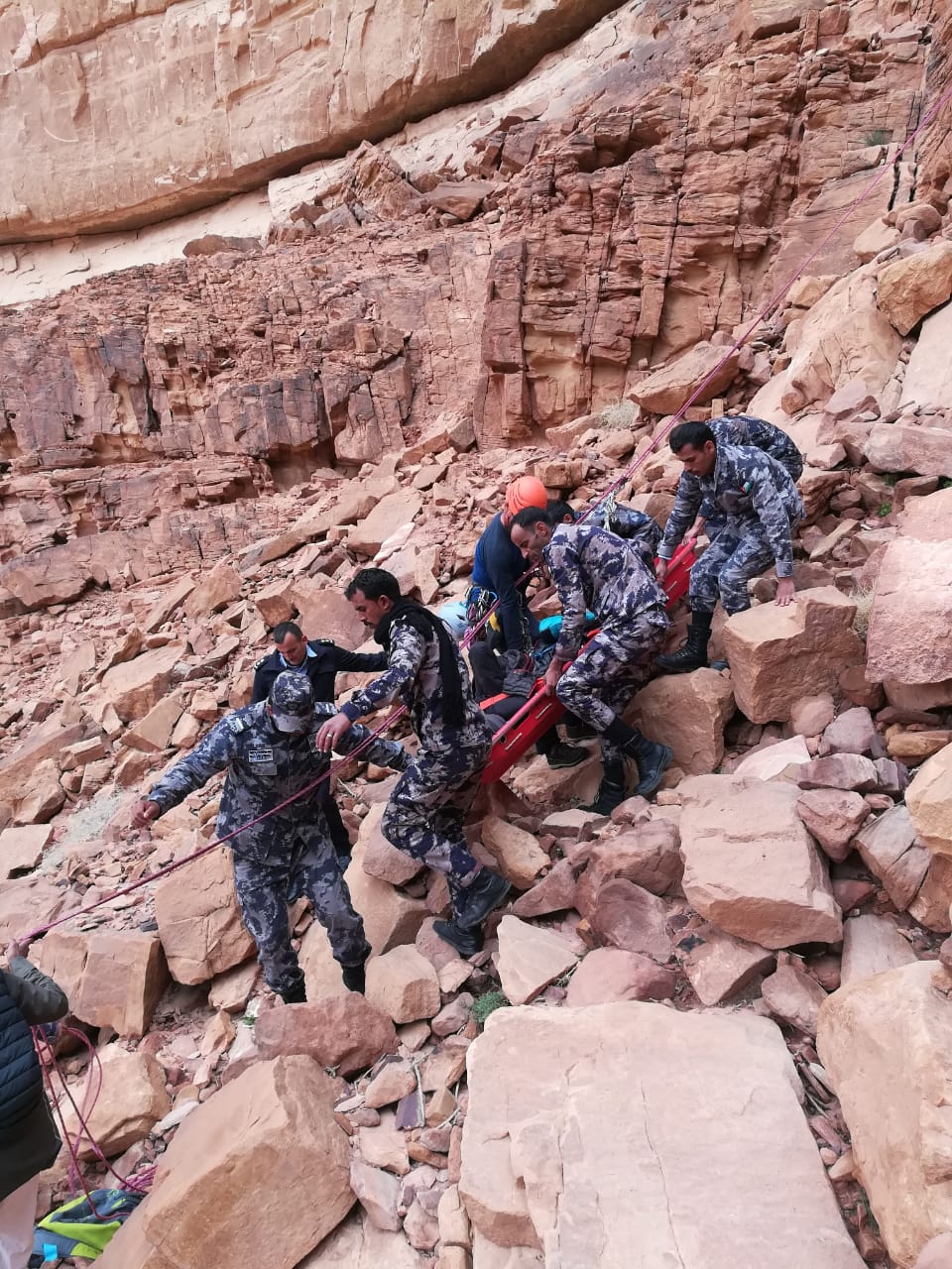 سائحة تعلق بمقطع صخري في وادي