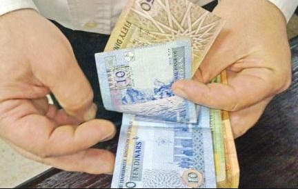 «نقابة العاملين» تدعو لصرف راتب 13