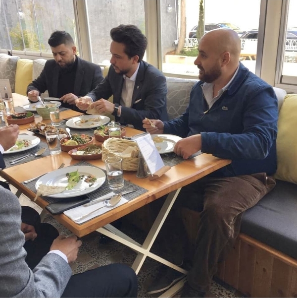 ولي العهد يبدي اعجابه بهذا المطعم