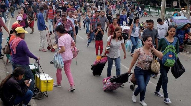 آلاف الفنزويليين يعبرون إلى كولومبيا باجتياز