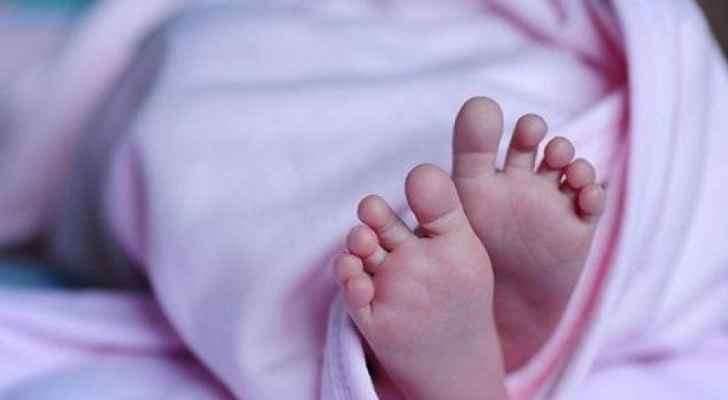 أب عربي يدعي وفاة طفله لهذا