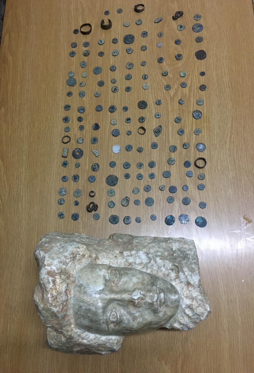 القبض على شخص بحوزته رأس تمثال