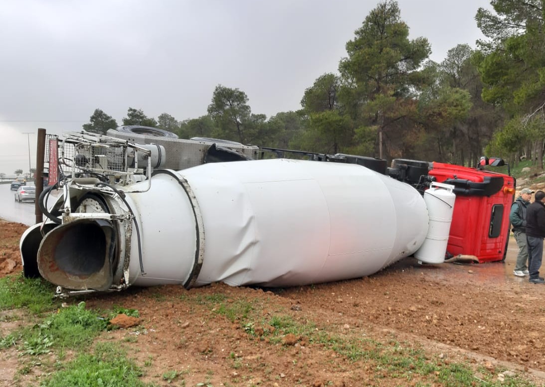 انزلاق خلاط اسمنتي على طريق ياجوز