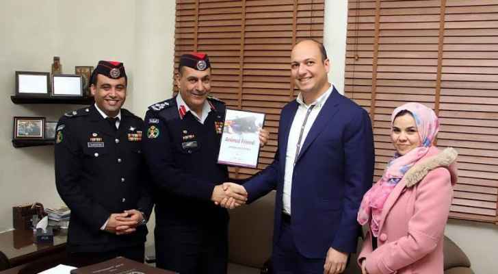 تكرّيم الدفاع المدني الأردني لإنقاذه الحيوانات