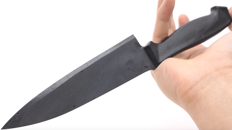 موظفة تستخدم زميلتها درعا بشرية ضد