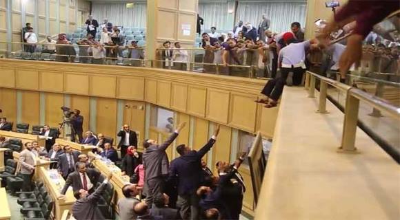 شاب يحاول القفز من شرفات مجلس