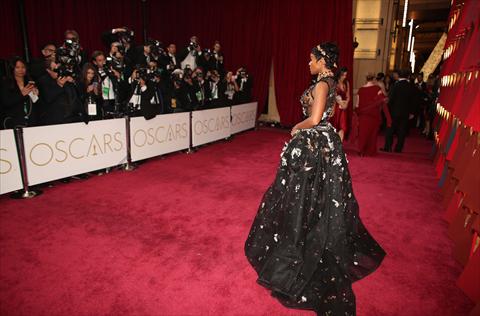 نجمات الأوسكار يتألقن بأزياء بألوان الذهب